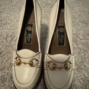 Authentic New Gucci Women's Cream Loafers with Gold Accents